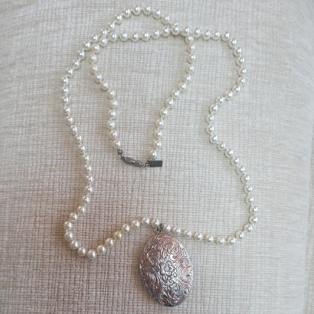 Elegant Silver and Pearl Pendant Necklace